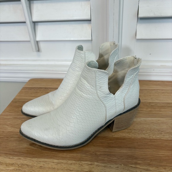 Altar’d State White Heeled Ankle Boots‎ Size 7 - Picture 1 of 11